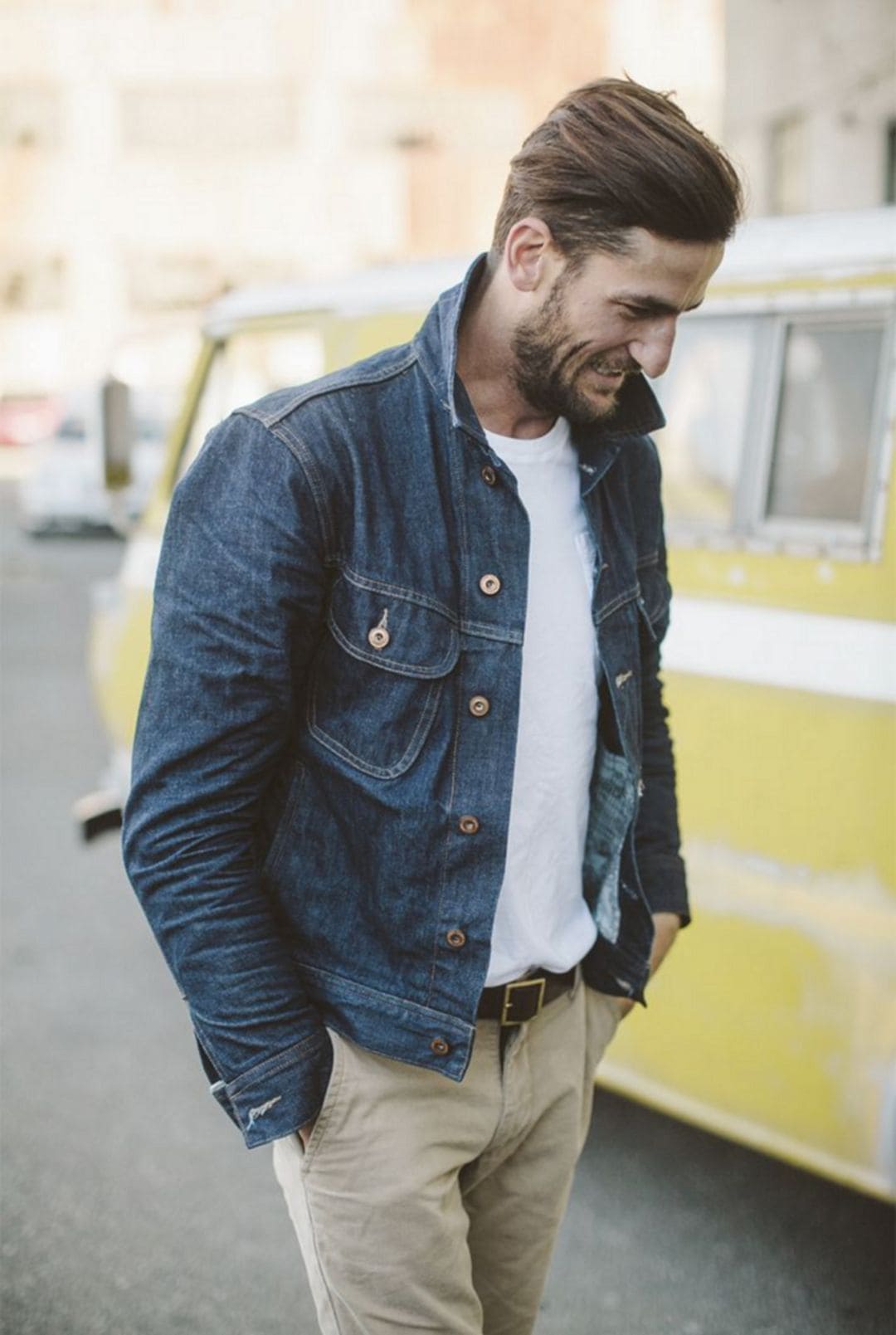 Смелый деловой образ для мужчины с классической джинсовкой и бежевыми брюками скинни