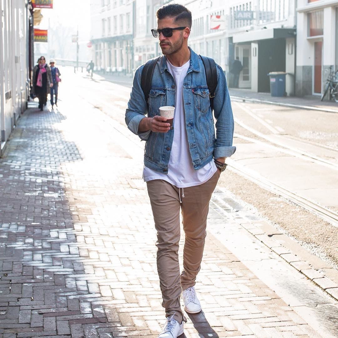 Модный лук для мужчин с джинсовкой и белой футболкой