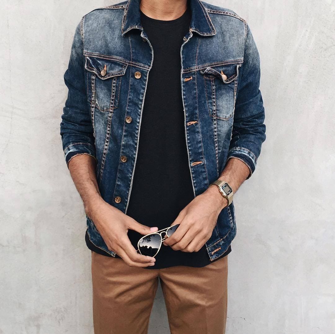 Стильный образ с джинсовкой с потертостями и черной футболкой