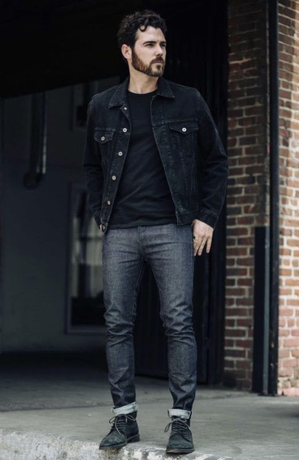 Монохромный образ из чрной джинсовки и футболки для мужчины