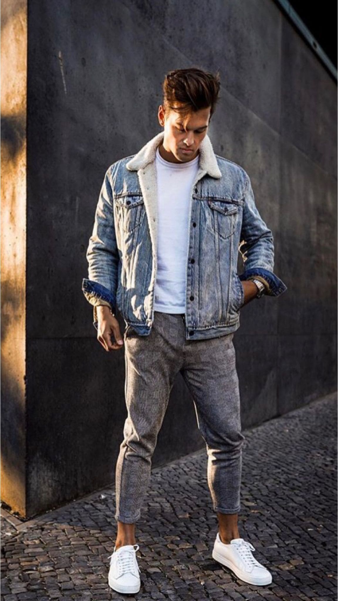 Лук на зиму и весну с утепленной джинсовкой и короткими джинсами для мужчины