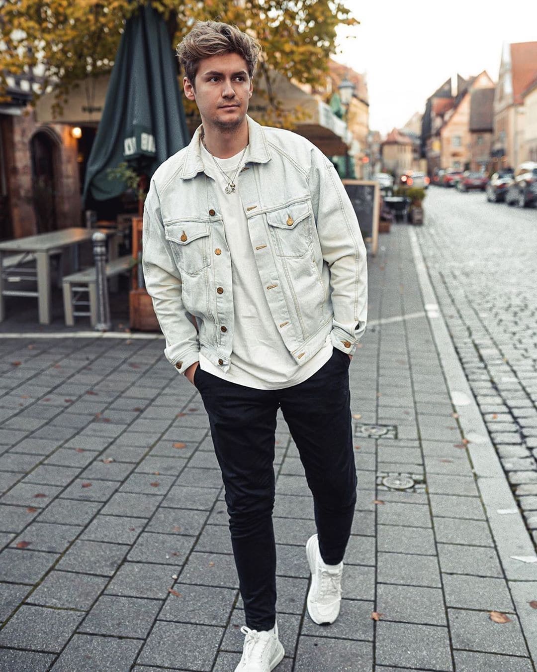 Классический лук для мужчины с серо-белой джинсовкой и белоснежной простой футболкой