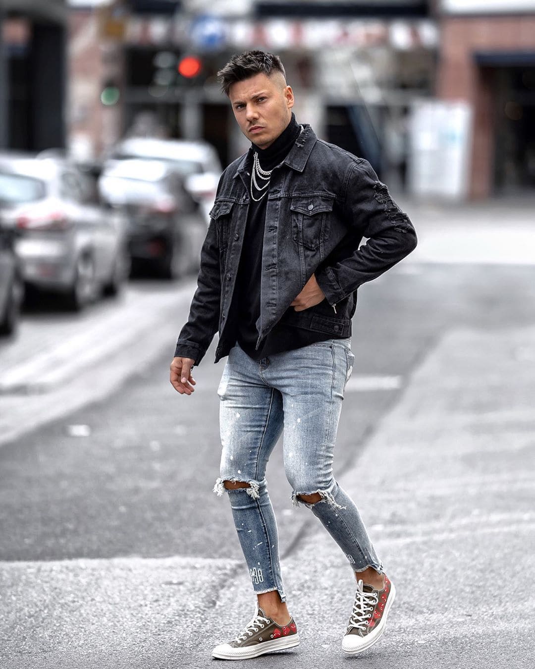 Крутой лук для мужчины с темной джинсовкой и светлыми рваными скинни