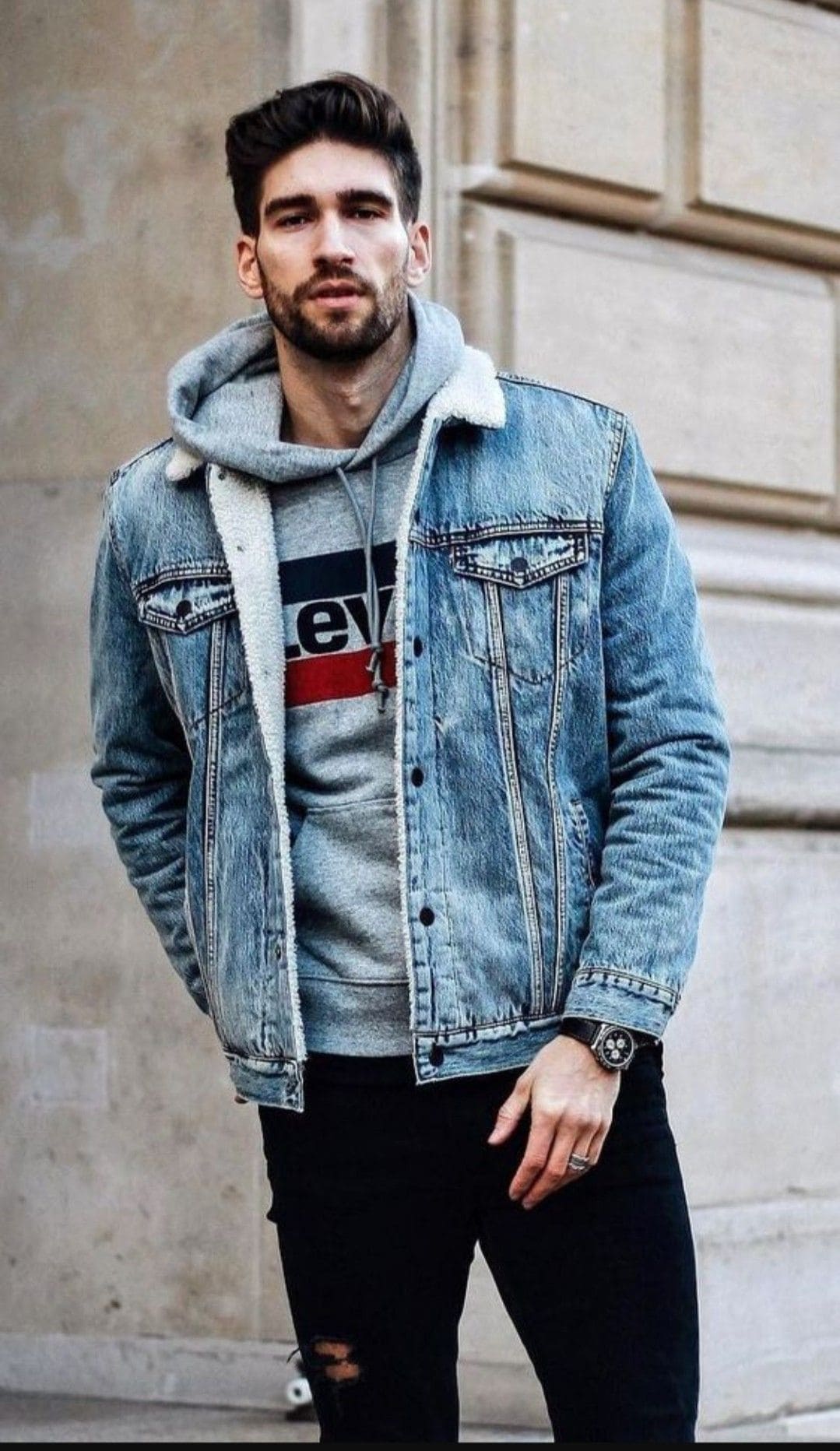 Мужской лук с потертой джинсовкой и серой худи с принтом