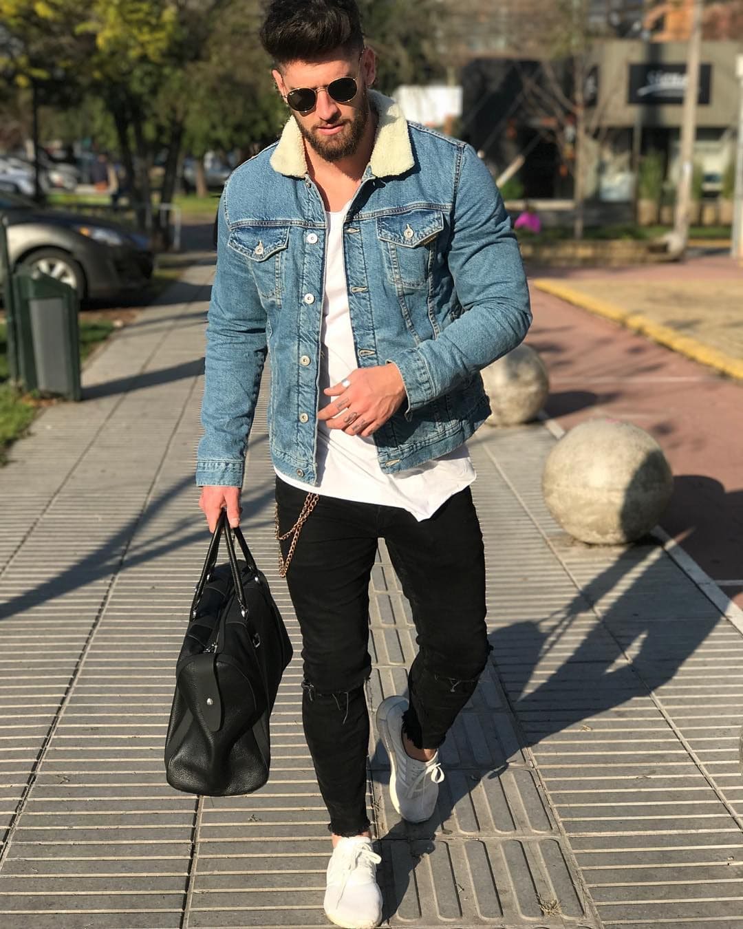 Мужской образ на зиму с утепленной джинсовкой с меховым воротником-стойкой и узкими джинсами