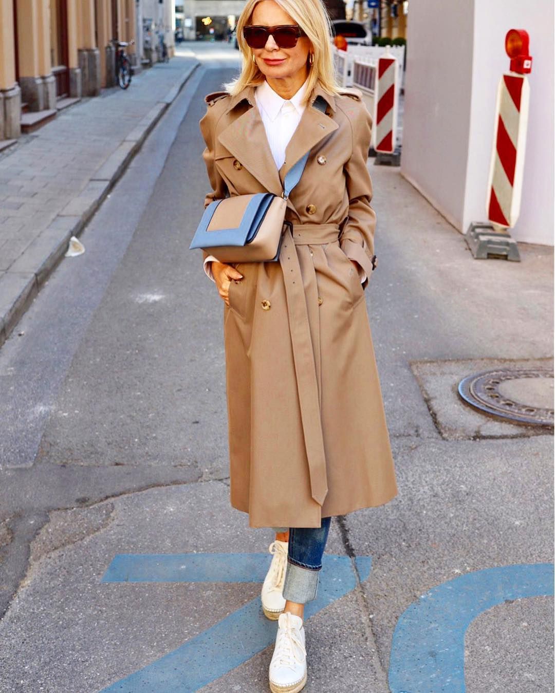 Бежевый тренч с синими джинсами и белыми кроссовками