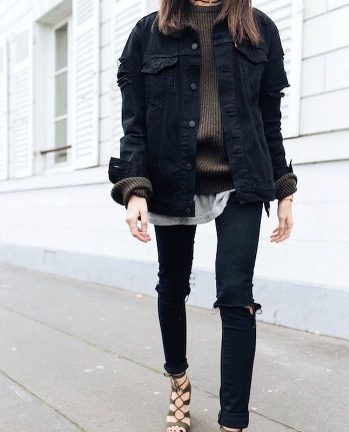 Черная джинсовка с коричневым свитером и рваными джинсами