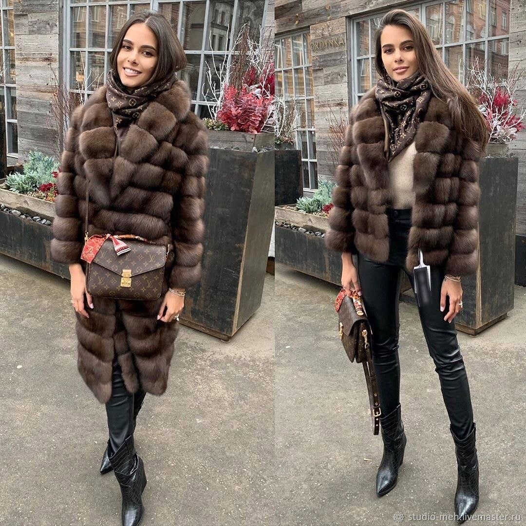 Норковые шубы коричневые для женщин с объемными рукавами и кожаными сапогами