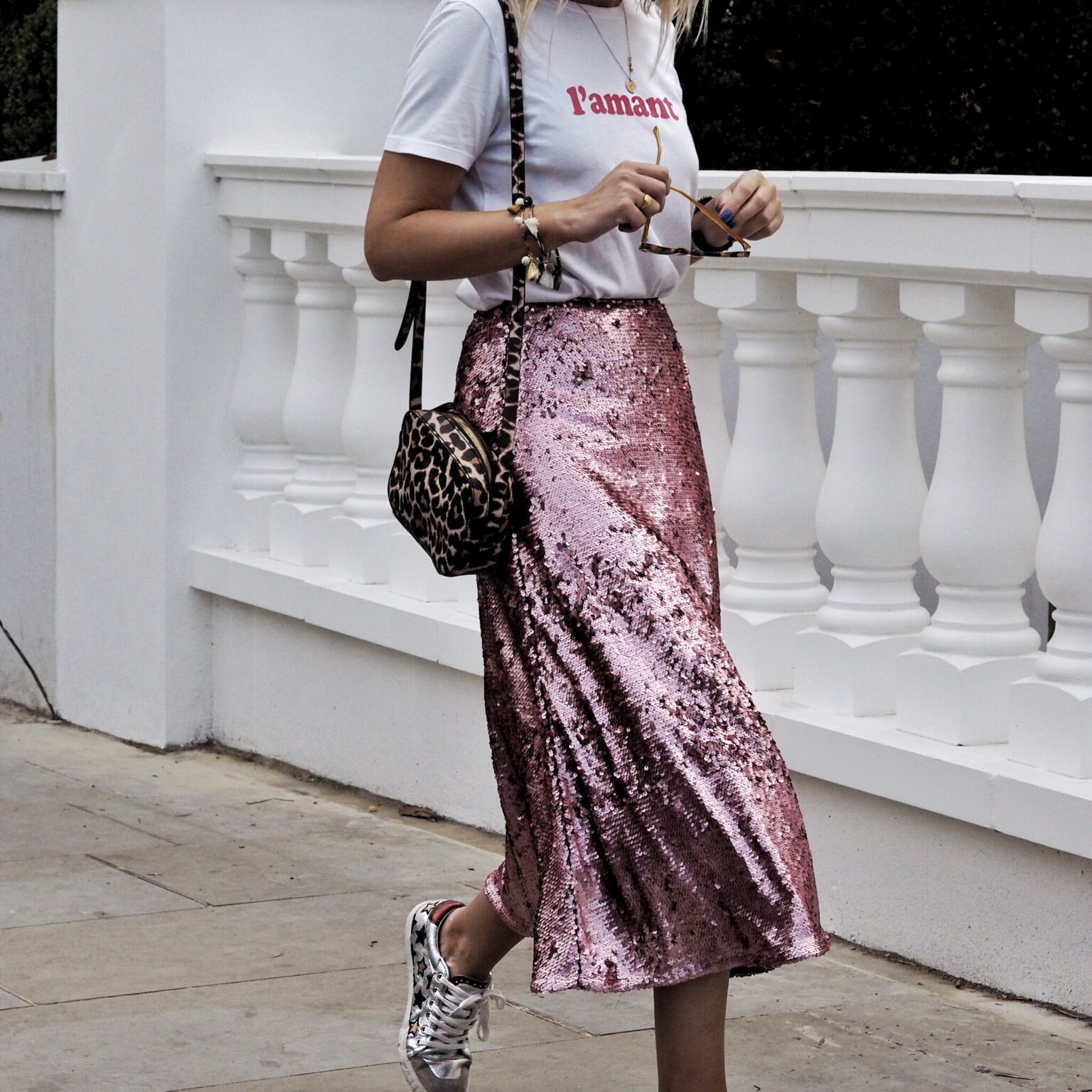 Образ с розовой юбкой с пайетками, белой футболкой и кроссовками