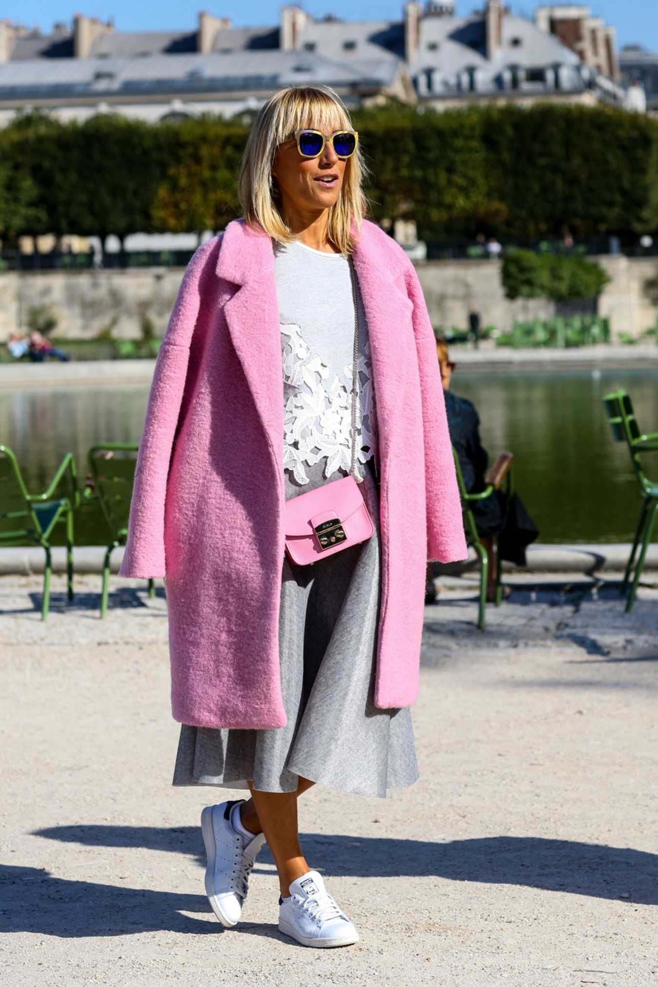 Розовое пальто с серой юбкой и белыми кроссовками для женщин
